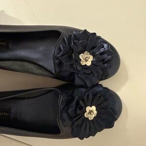 Elegant navy Leather Brighton ballet flats with flower embellishment